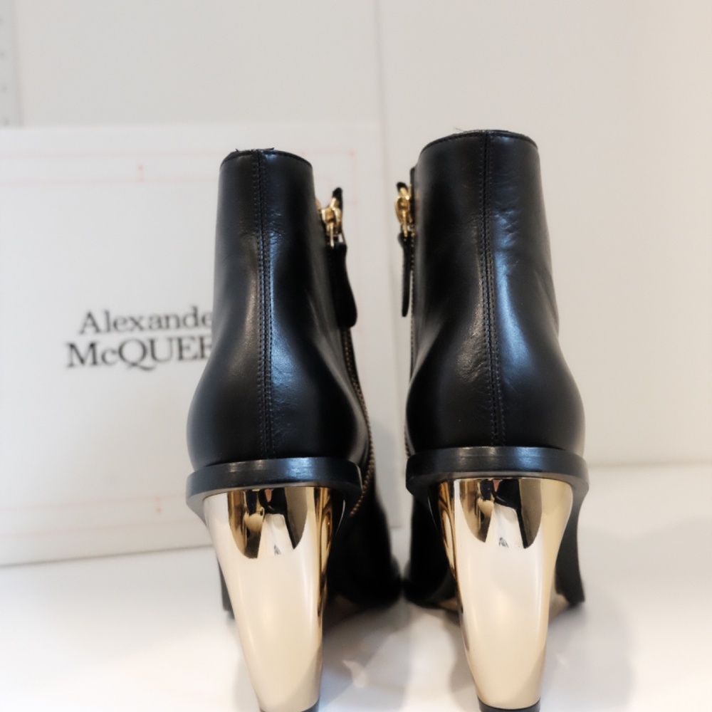 Alexander McQueen - Picture 2 of 7